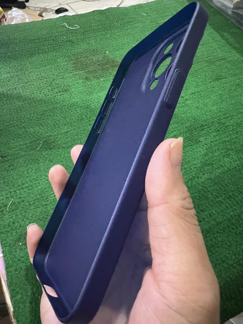 Ốp Lưng iPhone 15 Pro Max Hiệu Memumi Mỏng Dạng Nhám Mờ Cao Cấp được làm bằng silicon siêu dẻo nhám và mỏng có độ đàn hồi tốt, nhiều màu sắc mặt khác có khả năng chống trầy cầm nhẹ tay chắc chắn.